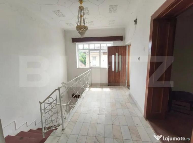 Casă cu 4 camere cu Teren 1100 Mp în Central
