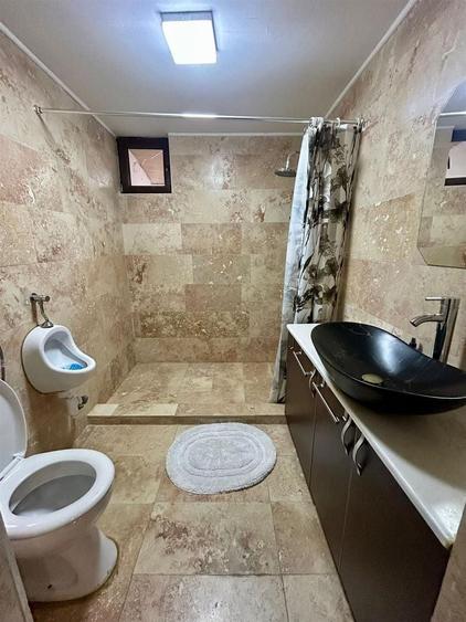 Casă individuală cu 7 camere cu Canalizare în Rontău