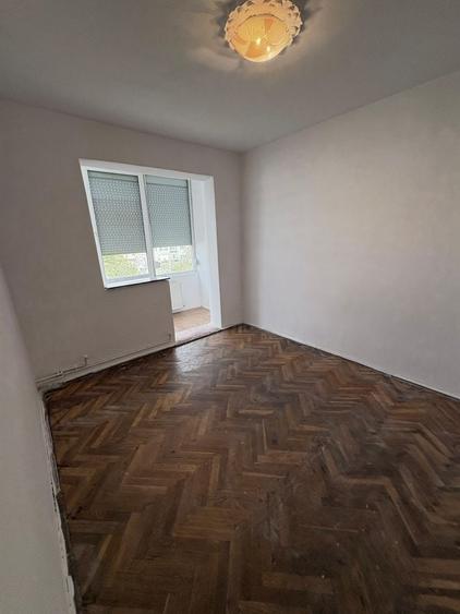 Apartament cu 4 camere semidecomandat în Dacia