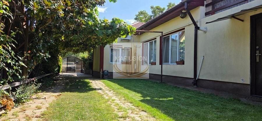 Casă din cărămidă cu spațiu comercial la stradă, garaj și curte