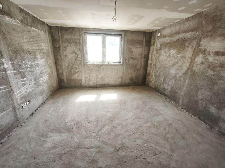 Casă cu 4 camere cu Teren 3500 Mp în Exterior Vest