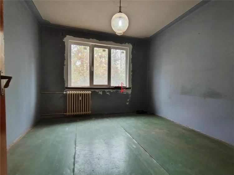Apartament cu 3 camere semidecomandat în Titan
