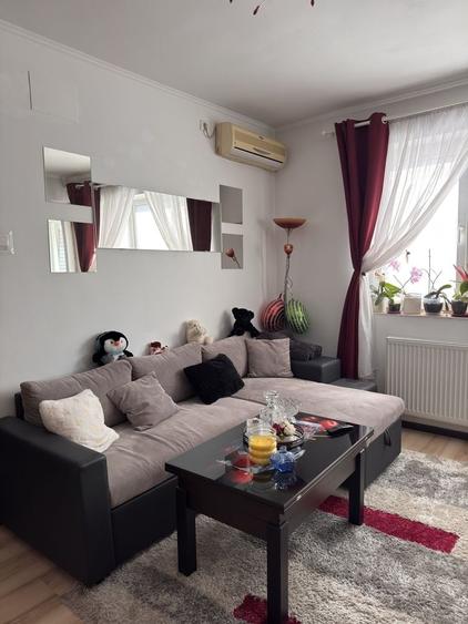 Apartament cu 3 camere semidecomandat în Crângași