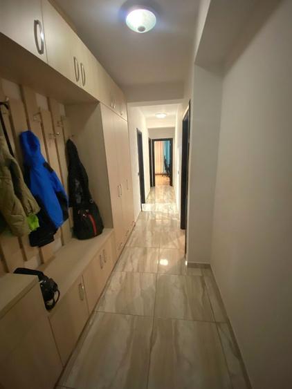 Apartament cu 3 camere decomandat în 13 Decembrie