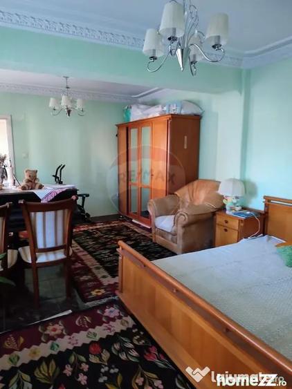 Casă cu 8 camere cu Teren 475 Mp în Uverturii