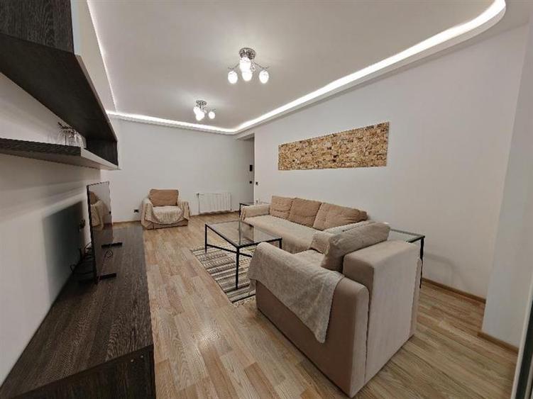 Apartament cu 3 camere semidecomandat, mobilat în Tractorul