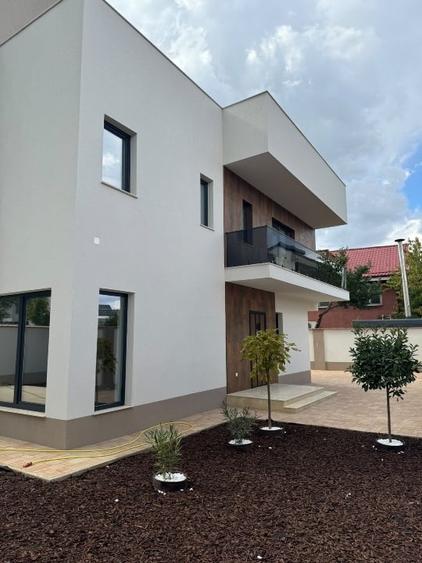 Casă individuală cu 4 camere cu Canalizare în Ghencea