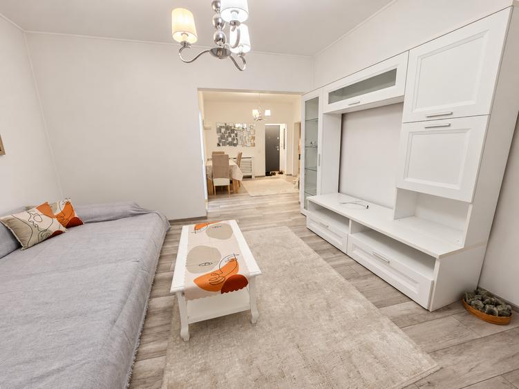 Apartament cu 4 camere semidecomandat în Universitate