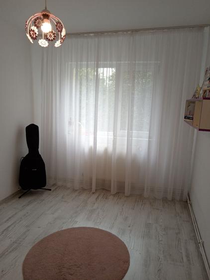 De vanzare: Apartament 3 camere decomandat, 70 mp utili Targoviste, Micro 4 (Zona excelenta)