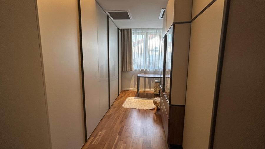 Apartament cu 4 camere decomandat, mobilat în Iancu Nicolae