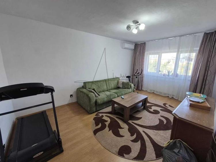 Apartament cu 3 camere decomandat în Girocului