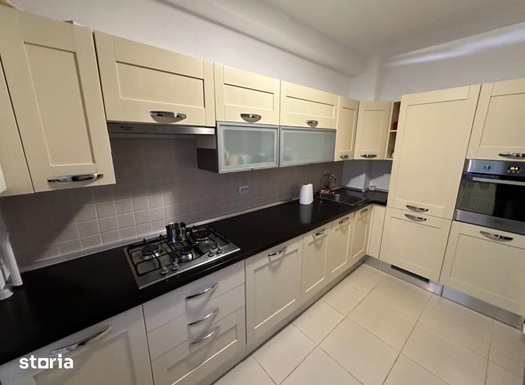 Apartament cu 3 camere în Apărătorii Patriei