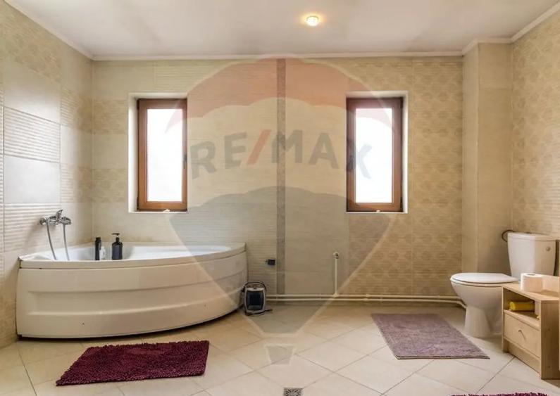 Casă cu 6 camere cu Teren 1007 Mp în Central