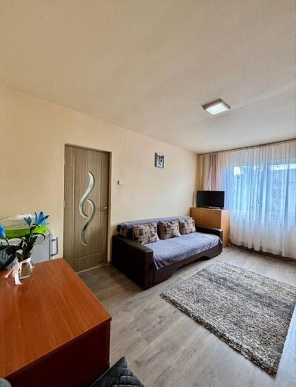 Apartament cu 3 camere semidecomandat în Central