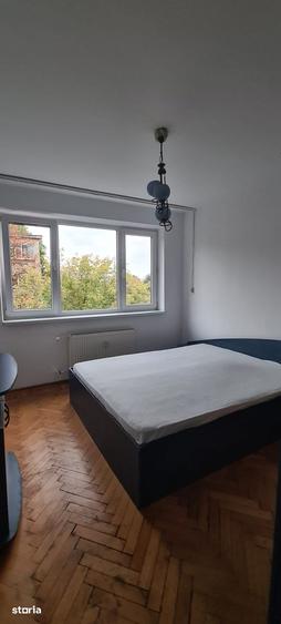 Apartament cu 3 camere semidecomandat în Giulești