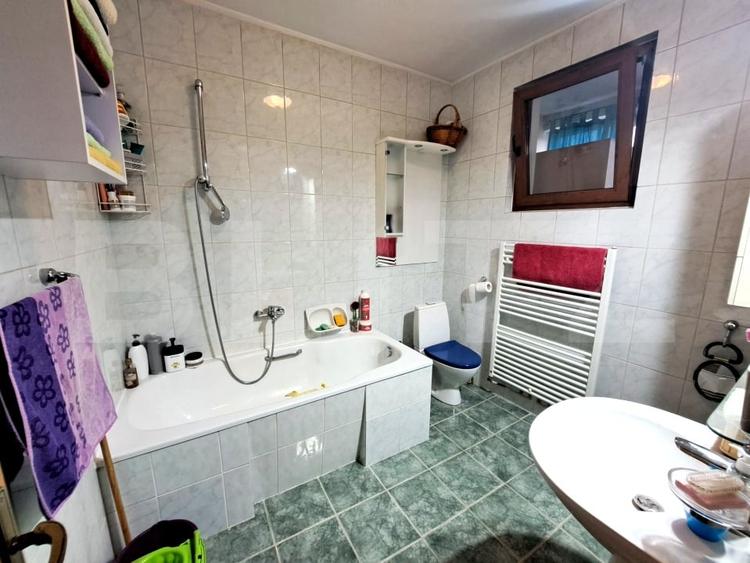 Casă individuală cu 5 camere cu Canalizare în Hărman