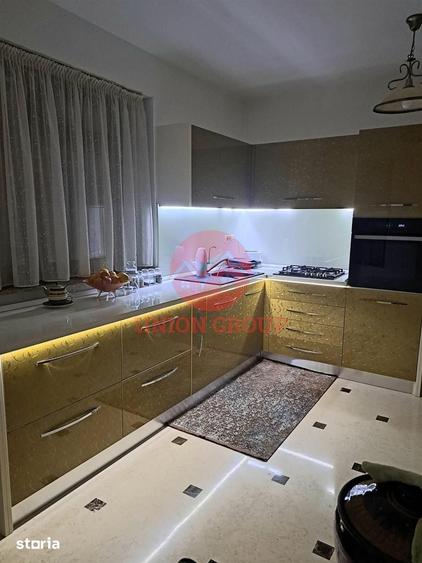 Casă cu 10 camere cu Teren 394 Mp în Central