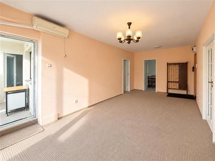 Apartament cu 4 camere semidecomandat, mobilat în Copou