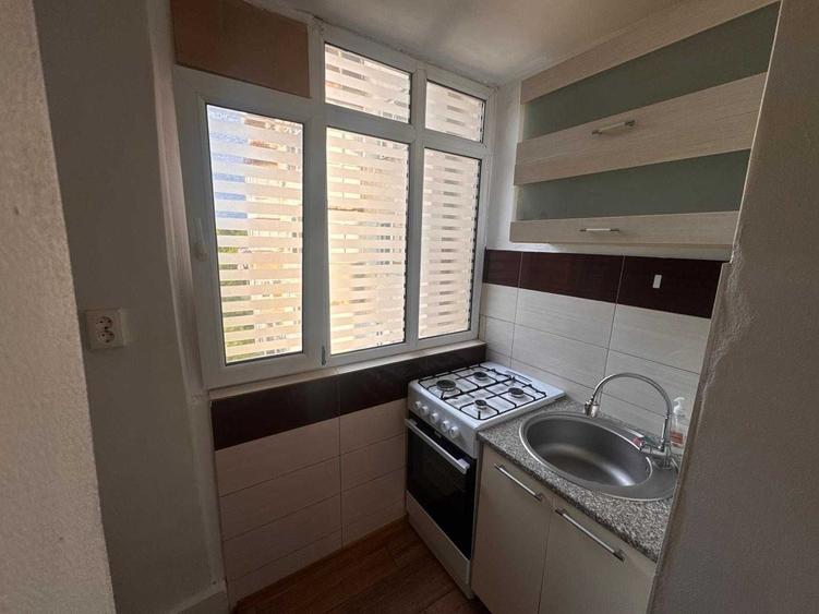 Apartament cu 2 camere semidecomandat în Craiovița Nouă