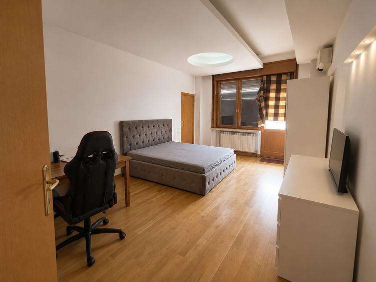 Apartament cu 3 camere decomandat în Moșilor