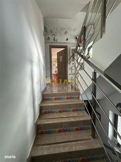 Casă cu 8 camere cu Teren 300 Mp în Central