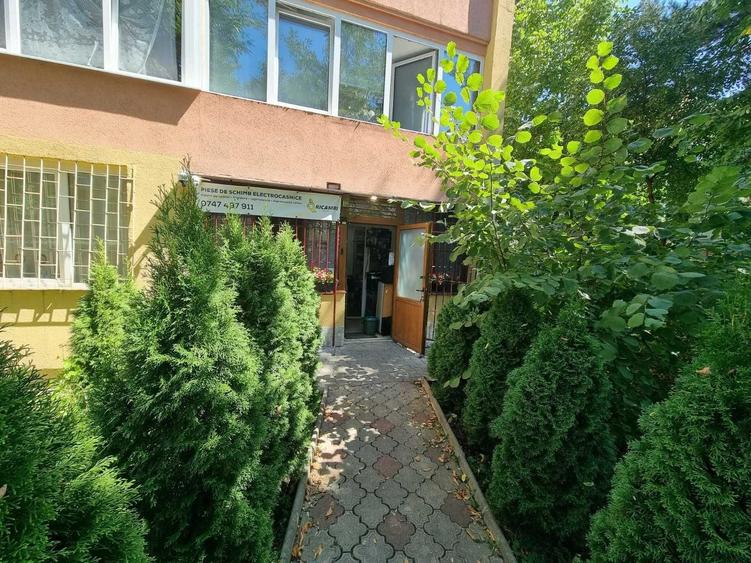 Apartament cu 3 camere semidecomandat în Calea București