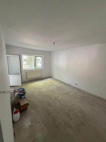 Apartament cu 3 camere decomandat în Nicolina