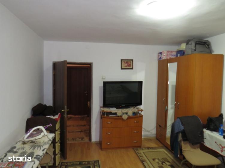Casă cu 4 camere decomandat cu Canalizare în Central