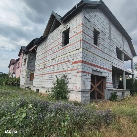 Casă cu 4 camere în Olteni