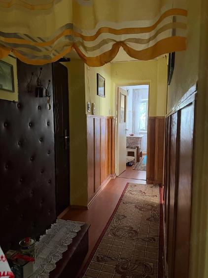 Apartament cu 3 camere decomandat în Cet
