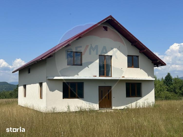 Casă cu 7 camere cu Teren 2124 Mp în Mara