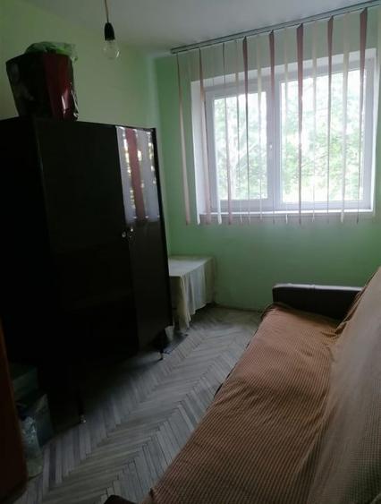 Apartament cu 3 camere semidecomandat în Calea Galați