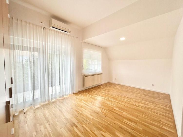 Casă individuală cu 8 camere cu Piscina în Iancu Nicolae