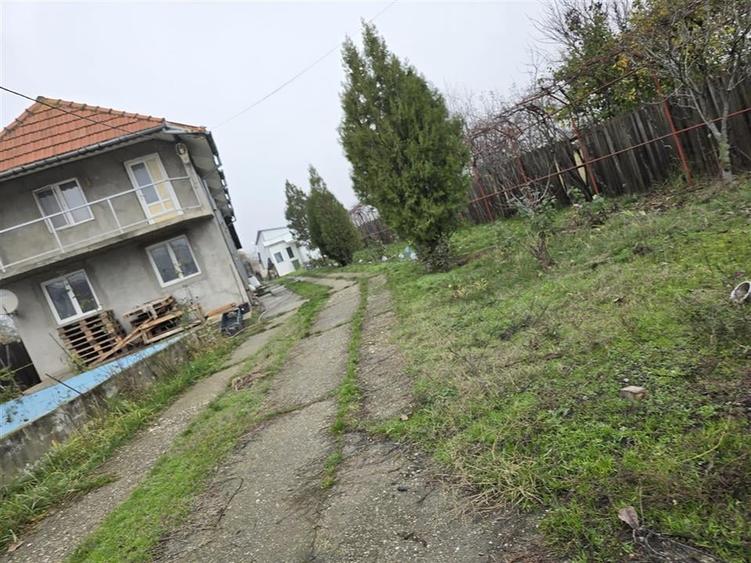 Casă individuală cu 4 camere cu Teren 2083 Mp în Pielești