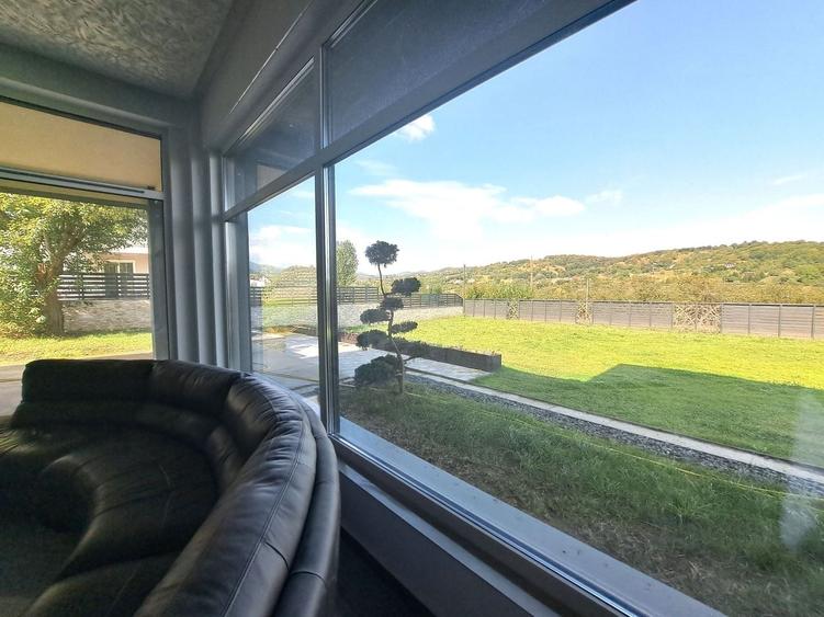 Casă individuală cu 5 camere cu Piscina în Exterior Est