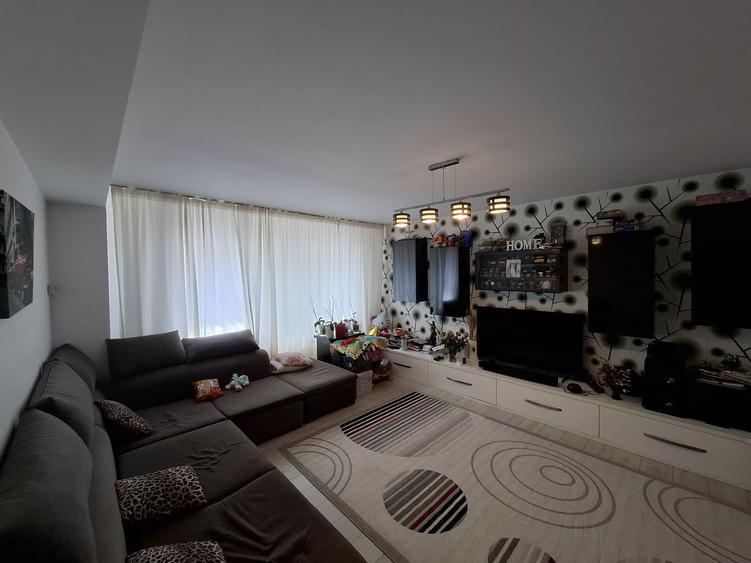 Apartament cu 4 camere decomandat, mobilat în Poarta 6