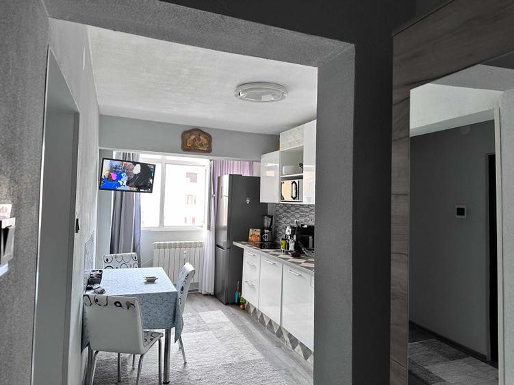 Apartament cu 3 camere decomandat în Central