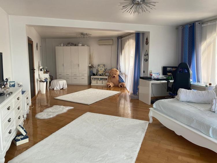 Casă individuală cu 5 camere cu Teren 2000 Mp în Sud