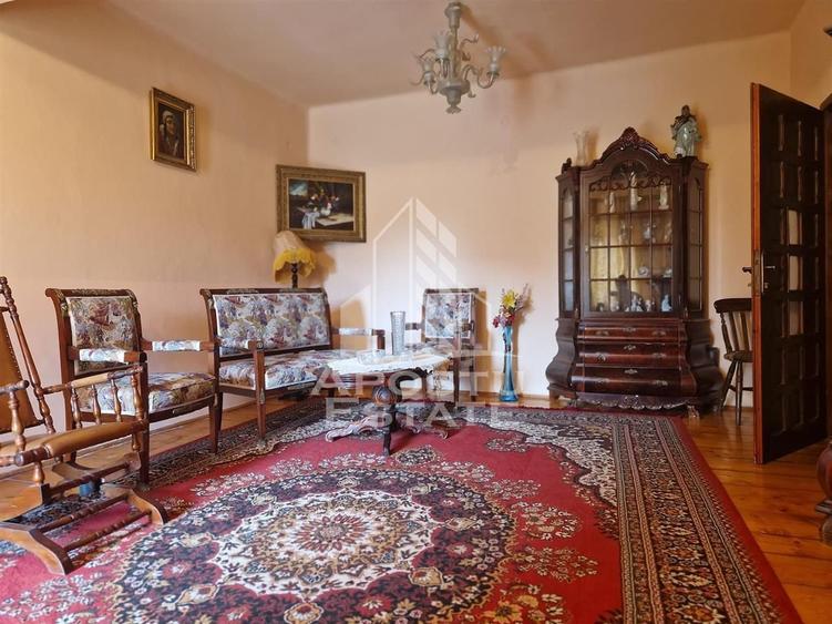 Casă individuală cu 17 camere cu Canalizare în Pârneava