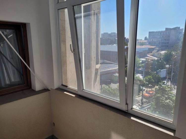 Apartament cu 5 camere decomandat în Armeneasca