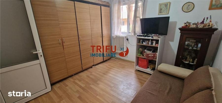 Apartament cu 3 camere semidecomandat în Cetate