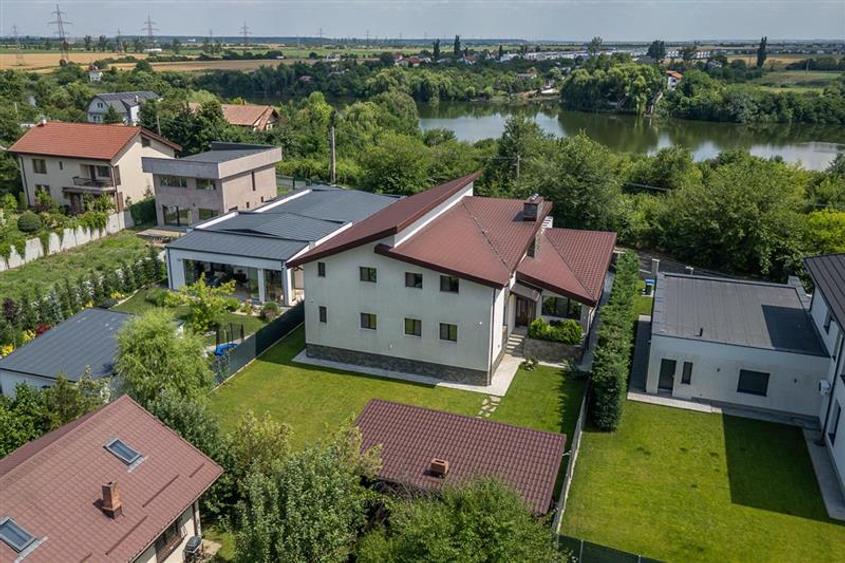 Casă individuală cu 7 camere cu Canalizare în Băneasa