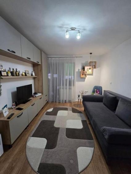 Apartament cu 2 camere semidecomandat, mobilat în Decebal