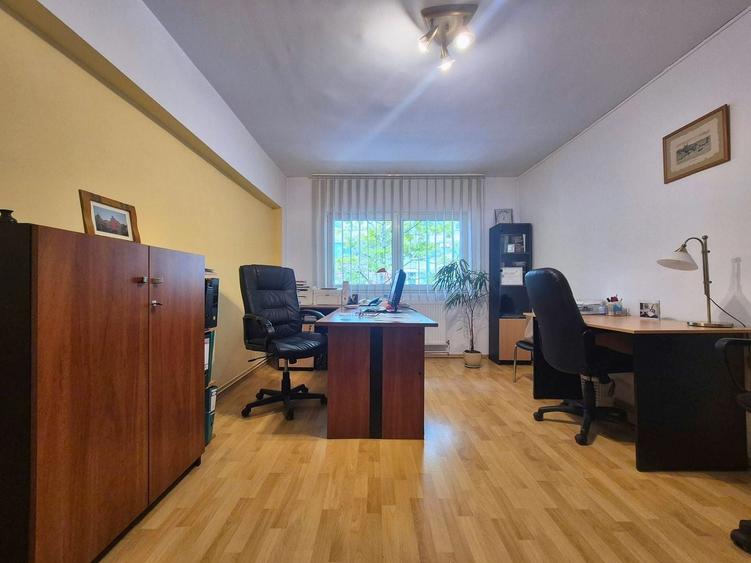 Birou, de 25 mp, în Central