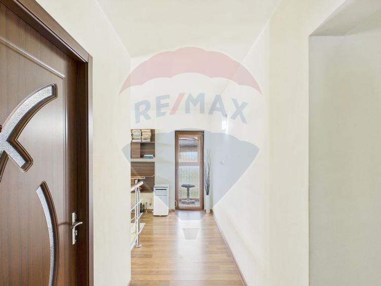 Casă cu 5 camere cu Teren 343 Mp în Central