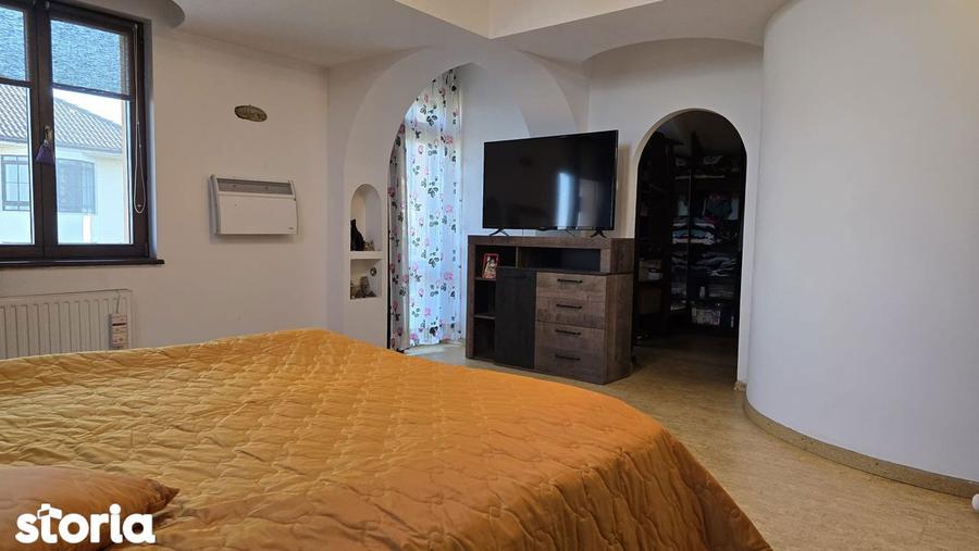 Casă cu 5 camere cu Teren 900 Mp în Zăvoi