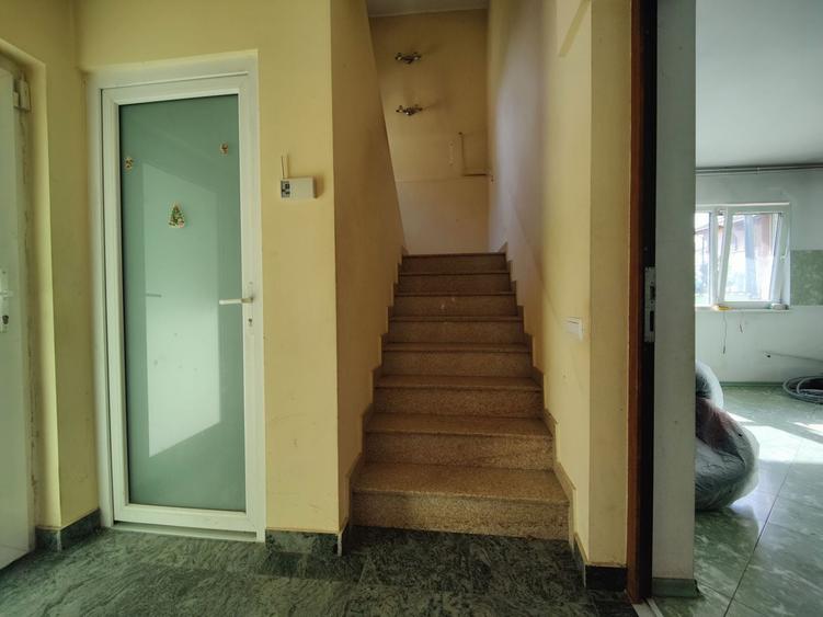 Casă cu 6 camere cu Canalizare în Central