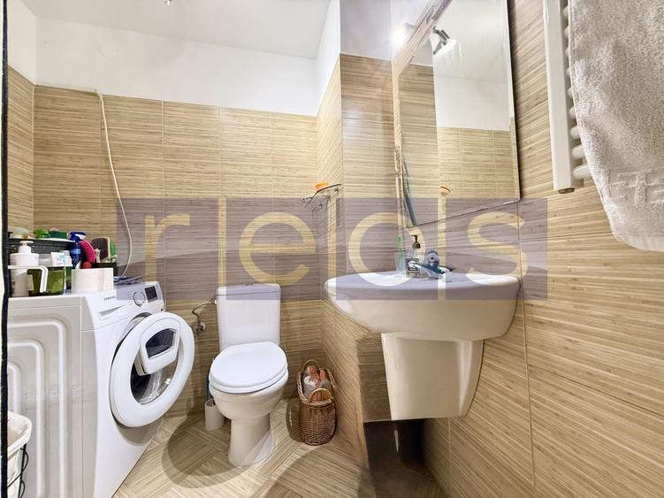 Apartament cu 4 camere semidecomandat, mobilat în P-ța Romană