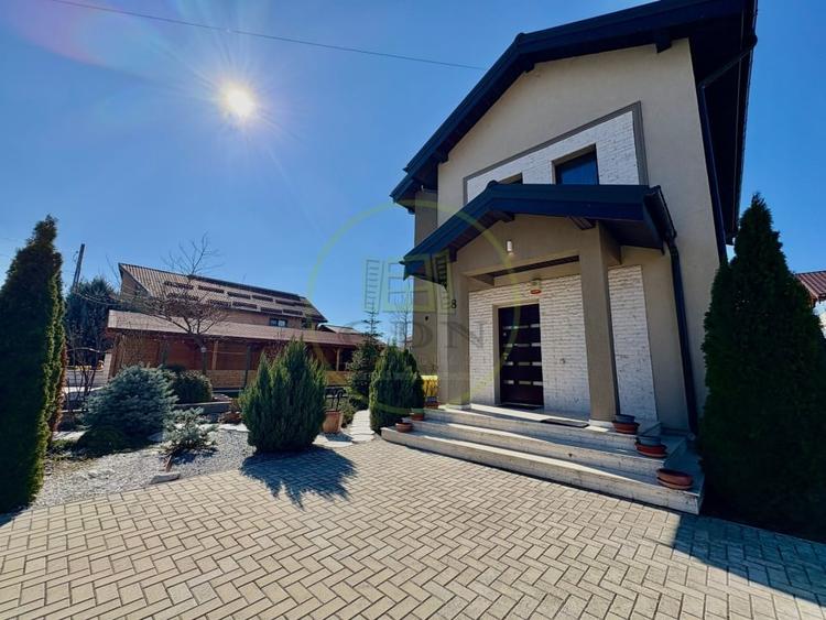 Casă individuală cu 5 camere cu Canalizare în Cârcea