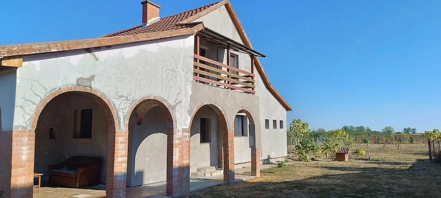 Casă cu 3 camere cu Teren 1800 Mp în Central